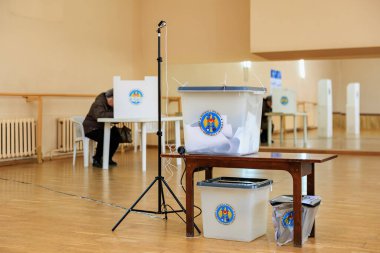 Kafkasyalı olgun kadın seçmenlerle spor salonunda oylama istasyonu kurulmuş. 20 Ekim 2024 Balti, Moldova.