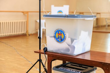Seçim için oy kullanma merkezinde saydam oy sandığı. 20 Ekim 2024 Balti, Moldova.