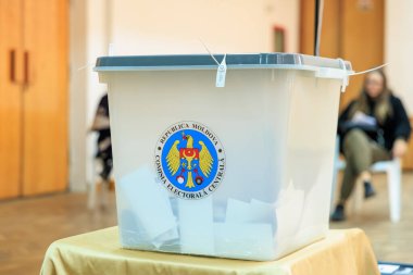 Moldova seçim sandığında merkezi seçim komisyonu mührü bulunan seçim sandığı. 20 Ekim 2024 Balti, Moldova.