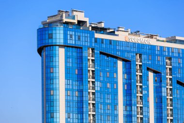 Uzun mavi bir binanın bir sürü penceresi vardır. 27 Ekim 2024 Chisinau Moldova
