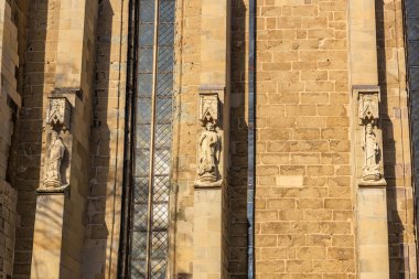 Taş binanın üzerinde bir sürü heykel var. Heykeller insan ve hayvan heykelleri. Bina çok eski ve çok fazla tarihi var. 14 Aralık 2024 Brasov Romanya