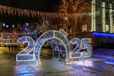 Şenlikli gece ışıkları 2025 yılını şehir caddesinde kutluyor. 27 Aralık 2024 Balti Moldova.