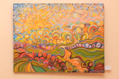 Bir sürü girdap ve daireleri olan bir güneş resmi. Güneş, resmin merkezindedir ve daireler onun etrafındadır. 12 Mart 2024 Balti Moldova