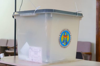 Moldova seçim sandığında oy sandığı. 19 Aralık 2021 Balti, Moldova.