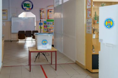 Kamu binasında oy sandığı ve sandalyeleri olan bir sandık. 21 Kasım 2021 Balti, Moldova.