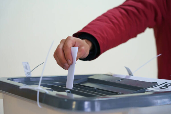 Лицо, голосующее на избирательном участке в избирательном процессе. 19 декабря 2021 г. Бельцы, Молдова.