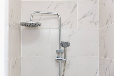 Çift başlı ve mermer kiremitli modern banyo duş armatürü..