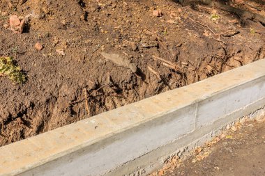 Tuğla kenarlı çatlak bir kaldırım. Kaldırımlar çatlamış ve kenar tuğladan yapılmış.