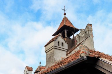 Mavi gökyüzüne karşı tarihi Doğu Avrupa kilise kulesi.