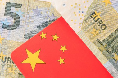 Ekonomik ilişkileri sembolize eden Çin bayrağı ve avro notlarının yakın çekimi.