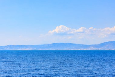 Okyanus sakin ve masmavi, yukarısı açık. Su durgun ve huzurlu. Dalgalar veya türbülans belirtisi yok. Sahne huzurlu ve huzurlu.