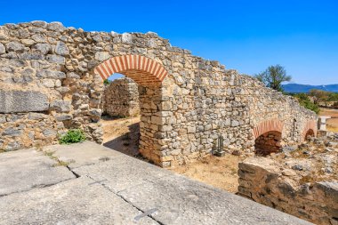 İki tarafında taş duvar olan taş bir kemer yolu. Sahnenin bir tarih anlayışı var. Yunanistan 'ın antik Filippi kentinin kalıntıları