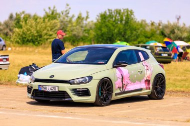 Kapılarda eşsiz anime temalı sanat eserlerinin yer aldığı özel bir Volkswagen Scirocco 'nun yan görüntüsü, ona farklı ve yaratıcı bir görünüm kazandırıyor. 2 Temmuz 2023 Liadoveni Moldova.