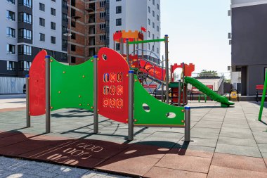 Şehir bölgesinde slaytlı ve tırmanan yapıları olan renkli oyun alanı ekipmanları. 29 Eylül 2023 Balti Moldova.