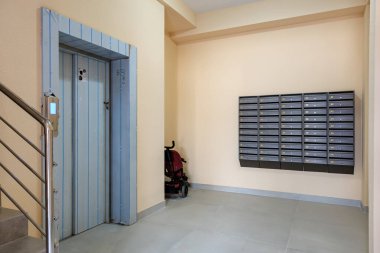 Asansör ve posta kutularından oluşan bir apartman lobisi. 29 Eylül 2023 Balti Moldova.