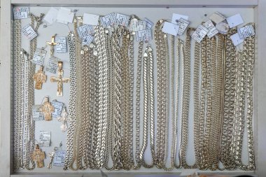 Çeşitli altın kolyeler ve haç kolyeler sergileniyor. 3 Kasım 2023 Balti Moldova.