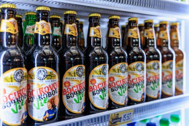 Süpermarket vitrininde çeşitli el yapımı biralar. 1 Şubat 2024 Balti Moldova.