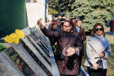 Kafkas yetişkinlerin çiçeklerle haraç ödediği anma töreni. 26 Mart 2024 Balti, Moldova.