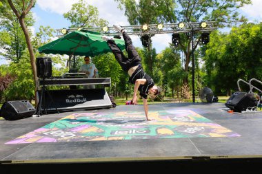 Genç beyaz erkek break dansçı dans etkinliğinde açık havada sahne alıyor. 31 Mayıs 2024 Balti Moldova.