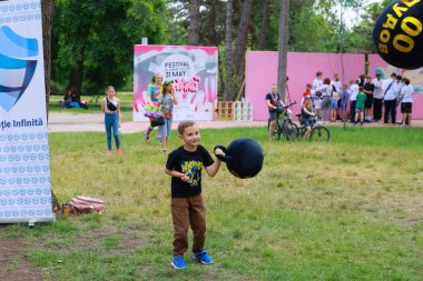 Genç beyaz çocuk açık hava festivalinde çalacak. 31 Mayıs 2024 Balti Moldova.