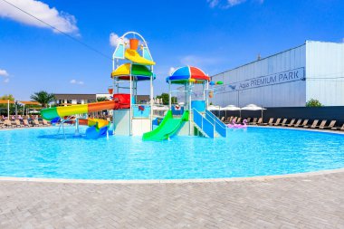 Slaytlı ve sıçrama yastıklı bir havuz. Havuz tuğla bir geçitle çevrilidir. 8 Haziran 2024 Balti Moldova