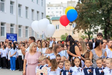 Kafkas çocuklar ve yetişkinlerin açık havada balon tuttukları okul kutlamaları. 2 Eylül 2024 Balti Moldova.