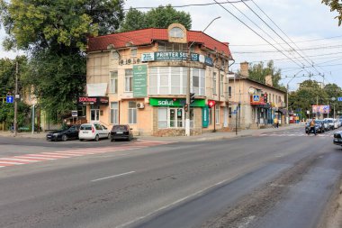Gündüz vakti tarihi binalar ve arabalarla şehir caddesi manzarası. 11 Eylül 2024 Balti Moldova.