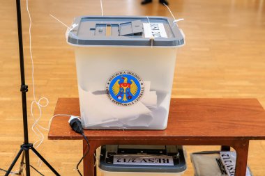 Seçim sırasında oy kullanma merkezinde moldova mührü bulunan saydam oy sandığı. 20 Ekim 2024 Balti, Moldova.