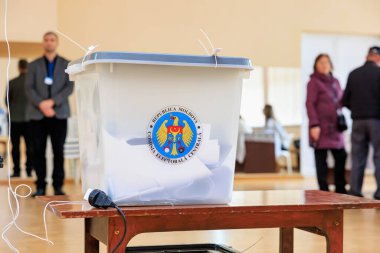 Moldova oy sandığında seçmenler ve yetkililerle birlikte seçim sandığı. 20 Ekim 2024 Balti, Moldova.