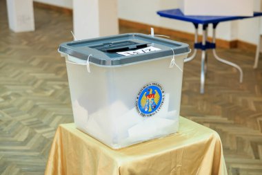 Moldovan amblemli oy sandığında saydam oy sandığı. 20 Ekim 2024 Balti, Moldova.