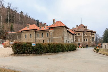 Kırmızı çatılı büyük bir bina, Cantacuzino Kalesi. 15 Aralık 2024 Busteni Romanya.