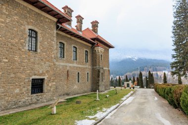 Kırmızı çatılı tuğla bina, Cantacuzino Kalesi. 15 Aralık 2024 Busteni Romanya.