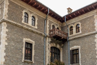 Balkonu ve bacası olan bir bina, Cantacuzino Kalesi. 15 Aralık 2024 Busteni Romanya.