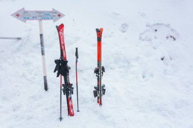 Karlı dağ kayakları kışın yön tabelasının yanında. 15 Aralık 2024 'te Romanya.