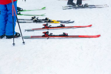 Renkli kayaklar ve kış otelinde karlı yamaçlarda yaşayan insanlar. 15 Aralık 2024 'te Romanya.