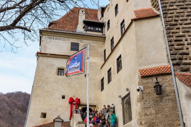 Bir grup insan bir binanın dışında, Kont Drakula 'nın kalesinde duruyor. 16 Aralık 2024 Bran Romanya.