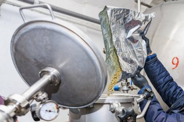Fermantasyon tankına hops eklenmiş sanayi mayalama süreci.