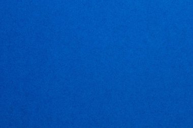 Etrafa dağılmış birkaç beyaz noktadan oluşan mavi bir arka plan. Arkaplanın mavi rengi canlı, desenli origami kağıt arkaplanıdır