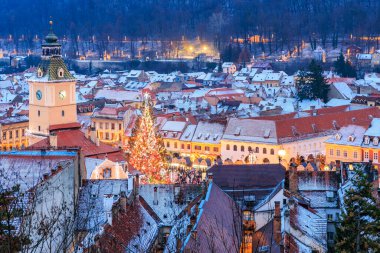 Geceleri ortasında Noel ağacı olan bir şehir. Şehir ışıklarla aydınlandı ve Noel ağacı süslendi.