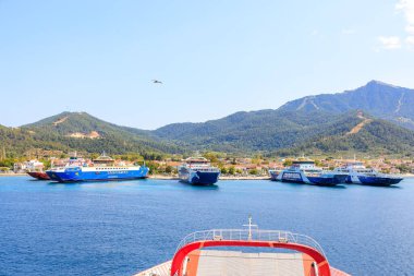 Yunan adasının turizm beldesi limanı. Metin için kopyalama alanı olan arkaplan. 5 Ağustos 2024 Thassos Yunanistan.