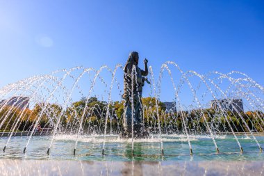 Ortasında İsa 'nın heykeli olan bir çeşme. Su heykelden fışkırıyor ve gökyüzü berrak ve mavi. 27 Ekim 2024 Chisinau Moldova