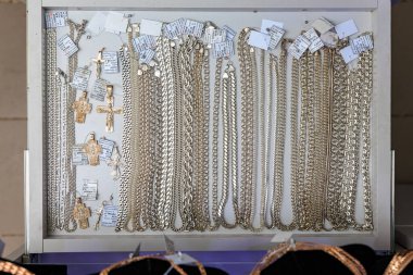 Altın ve gümüş zincir koleksiyonu ve kolyeler sergileniyor. 3 Kasım 2023 Balti Moldova.