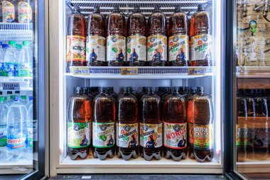 Marketteki buzdolabında şişelenmiş içecekler. 1 Şubat 2024 Balti Moldova.