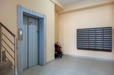Apartman lobisindeki eski asansör ve posta kutusu duvarı. 29 Eylül 2023 Balti Moldova.