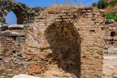 Ephesus şehrinde arkeolojik kazılar. Seçici odaklı arkaplan ve metin için alanı kopyala