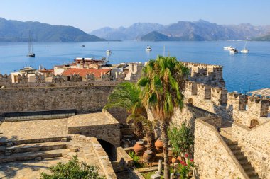 Marmaris şehrinin antik şehir kalesi. Seçici odaklı arkaplan ve metin için alanı kopyala.