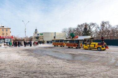 Turistik sokak treni ve şehir ortamında kalabalığın olduğu kış sahnesi. 15 Ocak 2024 Balti, Moldova.