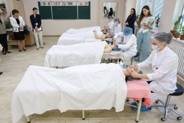 Sınıf ortamında kozmetoloji teknikleri uygulayan öğrenciler. 30 Nisan 2024 Balti Moldova.