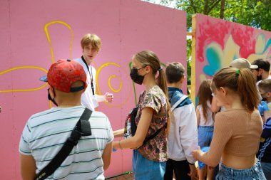 Pembe duvarlara grafiti yapan bir grup genç. 31 Mayıs 2024 Balti Moldova.