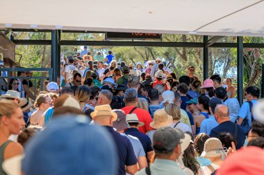 Akropolis 'teki Partenon' un girişinde büyük bir insan kalabalığı bir çadırın altında kuyruk oluşturdu. 9 Ağustos 2024 Atina Yunanistan
